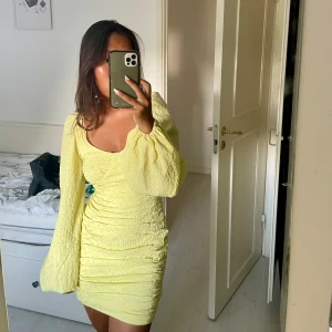 Klänning  - Superfin känning från Nelly som är knappt använd med fina ärmar. Storlek 32 men skulle säga att det motsvarar s❤️