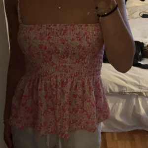 Blommigt linne - Super sött linne med blommigt mönster, man kan även ta av banden och ha den som en tub topp💕💕