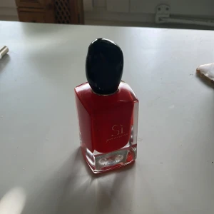 Sì Passione - Det finns massa produkt kvar. Den håller länge eftersom att det är Eau de parfym. Luktar väldigt femenimt och fruktigt. Det är en 50ml flaska. Är ifrån Giorgio Armani och kostar ny köpt ca 1000kr. 
