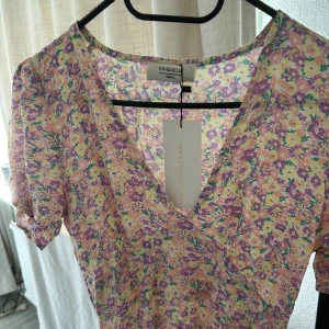 Klänning - Supersöt blommig klänning, går strax ovanför knäna men är tyvärr för liten för mig💕 endast testad