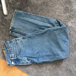 Tja säljer dessa snygga weekday jeans eftersom jag växt ur dem och bytt stil😀 Skicket på jeans är mycket bra och är som nytt eftersom inte använda så mycket👍 strl W27 L32👖 pris:249kr🔥