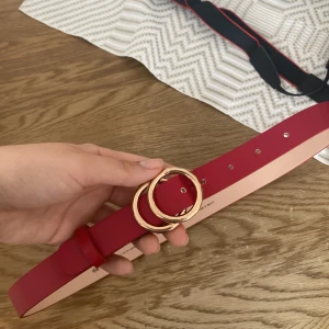 Rött bälte - Från H&M använder aldrig!
