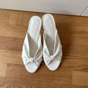 Högklackade sandaler  - Vita mules perfekta till studenten eller midsommar💕 sköna att gå i och i bra skick storlek 40 men är snarare 39or 