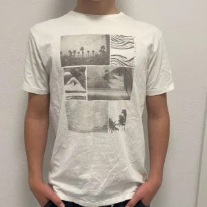 Quiksilver T-shirt - Hej, säljer denna snygga tryck tishan från Quiksilver. Inga defekter eller fläckar. Storlek S men passar som M. Hör av er vid funderingar eller bilder! 