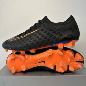 Nike Fotbollsskor - Nike Phantom Venom Flyknit Ultra 🔥 9/10 skick, otroligt exklusiv modell som är väldigt svår att få tag på! Hör av dig vid minsta lilla fundering ⚽️