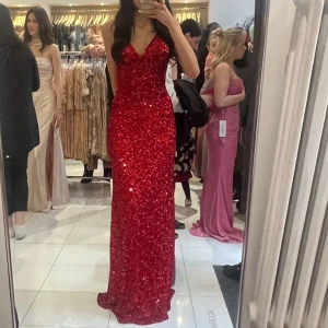 Röd balklänning  - Hej jag säljer nu min balklänning som endast är använd en gång, under balen ❤️ Köpt från ”Dressroom Linne”, nypris 5000kr. Den är triangulär där fram (och vadderad), har en fin, öppen rygg och ett släp där bak. Passar 160-175cm 💕💕 