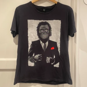 Replay tisha  - Hej, säljer denna snygga Replay tisha med ett unikt och snyggt tryck. Inga defekter eller fläckar för ett bra pris. Storlek M och passar perfekt till en utekväll nu i sommar. Hör av er vid funderingar eller fler bilder!