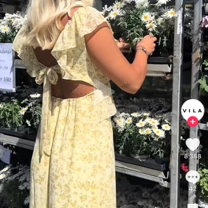 Klänning  - OBS! Samma modell som den gula fast i vit/blå. Säljer denna magiskt fina långklänning från Vila. Helt otroligt vacker rygg och helt oanvänd med prislapp kvar! Säljer då jag köpte den i flera storlekar. 