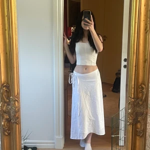 Kjol - Jätte fin vit lång kjol! Endast använd fåtal gånger och är i nyskick💕 den går som omlott vid midjan, är därför justerbar 🫶 storlek: S (obs. tyget är tunt så syns igenom, kan därför behöva ha en underkjol eller liknande under💕☺️)