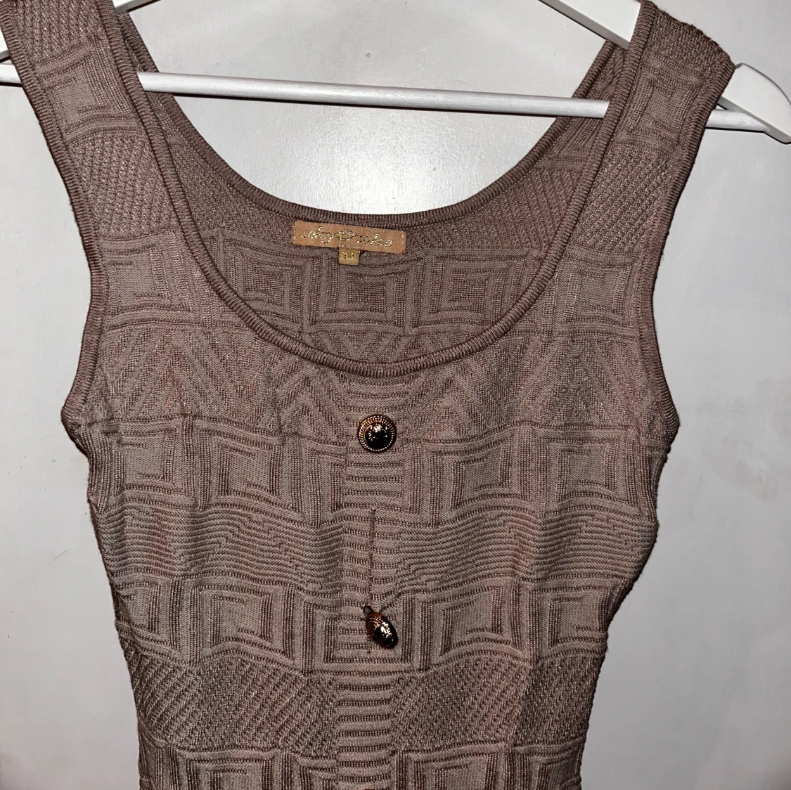 Beige klänning med guldiga knappar - 90