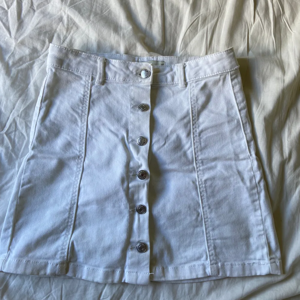 Vit jeans kjol från Gina Tricot i storlek 36, den är i fint skick, ingen knapp saknas. Säljes då jag inte har någon användning av den!  Finns på flera köp & sälj sidor. Kjolar.