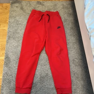 Nike byxa - Helt ny  Mycket skön  Snygg färg 