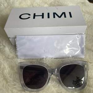 Solglasögon från chimi, nytt skick.  Låda och duk ingår 