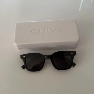 Svarta chimi solglasögon - Säljer mina svarta chimi solglasögon. Ordinarie pris 1350kr mitt tips 650kr! Det är en gammal modell av 02 i färgen black men liknar väldigt mycket 04 nuvarande modell. Skick, som nya!