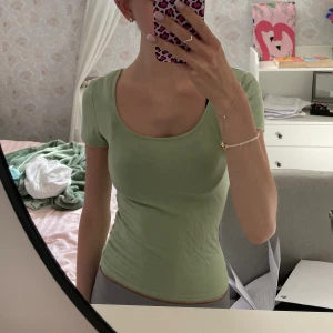Grön topp gina - Säljer denna fina gröna topp ifrån Gina tricot i storlek s då den tyvärr inte kommer till användning. 💓