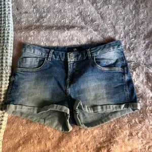Lågmidjade jeansshorts från LTB i storlek S🤗