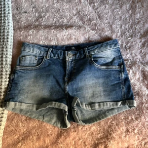 Lågmidjade jeans shorts - Lågmidjade jeansshorts från LTB i storlek S🤗