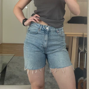 Jeans shorts  - Jeans shorts från hm, står storlek 40 i dem men skulle säga att dem är för 38/36 i storlek.