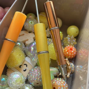 Blandade gul/orange penn saker  - 🧡💛🌟