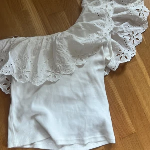 Zara topp🔥 - Säljer En Sara tröja i storlek 152. Den är i bra skick köptes förra året och inte använt jättemycket!🥰köp gärna fort då jag ska åka på klassresa!!❤️