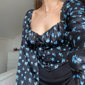 Blus Ginatricot stl xs  - Blus ifrån Ginatricot stl xs💗 Knappt använd 