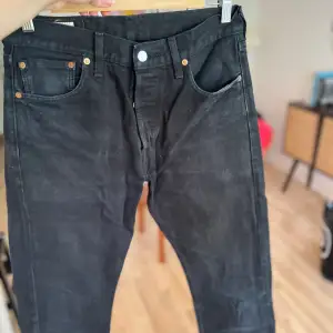 Svarta jeans från Levis.  Storlek: W30 L32