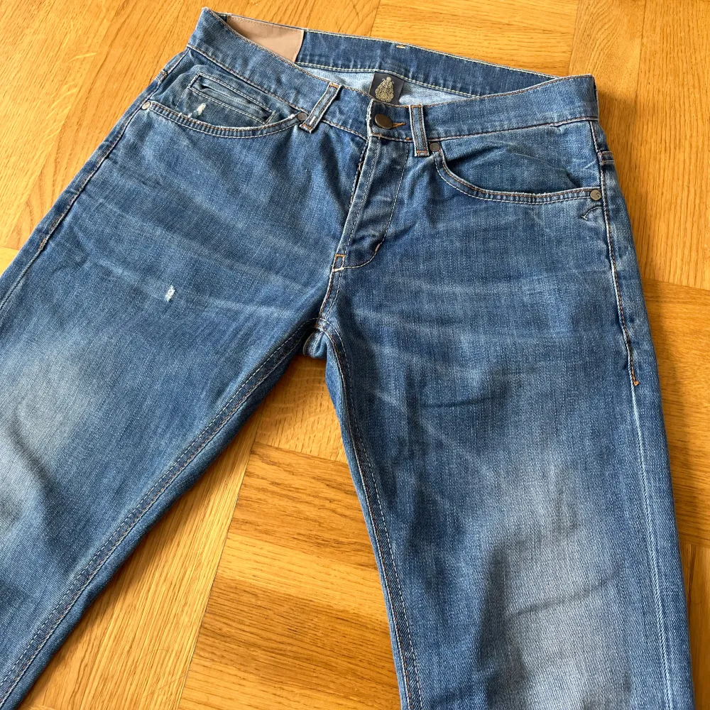 Storlek:33 Färg:blå Skick:9/10 Design: lite beat(riktigt feta slitningar). Jeans & Byxor.