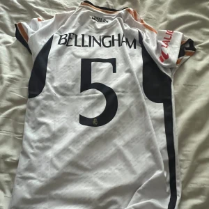 Real Madrid 2024/2025 OANVÄND - Helt splitter ny real Madrid tröja  Bellingham Pris går att diskutera  Storlek M kan passa stor s 