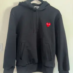 Tja! Säljer nu min Comme des garcons hoodie. Fint skick 8/10. Det är polyester, allmänt skön och snygg. Hör av er vid frågor och funderingar🤝🤝