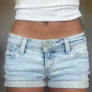 Levis shorts - Midjemått: 38cm rakt över