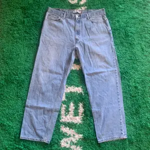 Sköna Levis jeans i modellen 550. Uppskattat skick 8,5/10. Skicka ett meddelande innan köp!