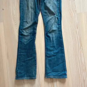 Levis jeans som är ganska gamla därav priset, bootcut! Skriv för fler bilder eller mått☺️
