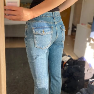 Mid waist jeans med fickor - Nyskick! Långa i benen och supersnygga fickor på rumpan💓