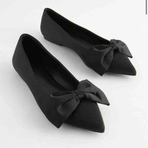 Ballerina med rosett - Ballerina med rosett från NEXT. Har använt de, men iprincip som nya. Storlek 37. Nypris 689kr, jag säljer därför för 350 🥰 HELT SLUTSÅLD