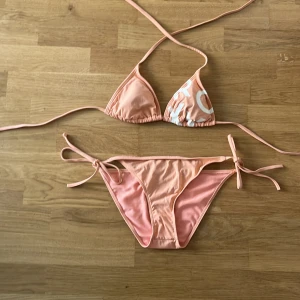 Bikini storlek s - Det är en bikini från Roxy och de kan vara lite mindre i storleken så är mer som storlek xs, använd men fint skick. Nypris 500kr