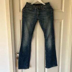 Utsvängda lågmidajdd vintage jeans - Lågmidjade jeans i super skick bara sådär snyggt vintage och utsvängda, i storlek s/xs