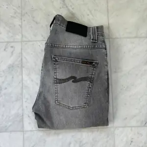 Säljer nu dessa otroligt snygga Nudie Jeans i den eftertraktade modellen Grim Tim. | Jeansen är i nyskick och har endast använts ett fåtal gånger. | Storlek: 29/32 | Nypris: 1900 kr | Hör av er vid minsta fråga eller fundering :)
