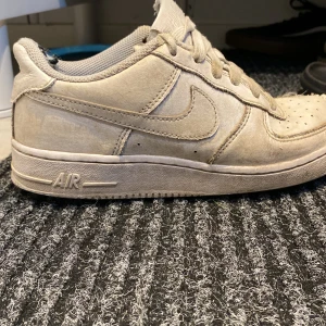 Air force one - Jag säljer mina gamla skor, det är ett par skor i storlek 36. Den högra skorn är lite sönder där fram som man kan se på bilden men annars är dem bra 😁👍🏼