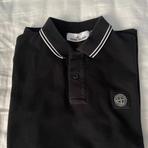 Stone island piké - Säljer då den har blivit för liten. Skick 10/10 använd 2 gånger. Kom pm för fler frågor.
