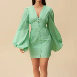 Jag undrar om någon är intresserad av att byta min gröna Adoore Florence klänning i stl 34 mot en 36 eller 38, på grund av att 34:an är lite liten för mig 💚💚Min är aldrig använd och har prislappar kvar