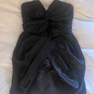 Cocktailklänning - Superfin klänning, korsettliknande överdel med dragkedja, aldrig använd, leopardmönster, storlek 38, bilderna i annonsen är dem som finns