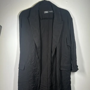 Svart tunn kappa - Perfekt för sommaren Tunn svart kappa, använd ca 1-2 ggr super fint skick.  Lite skrynklig, annars blir den snyggare om man steamar upp den :)  Passar även S