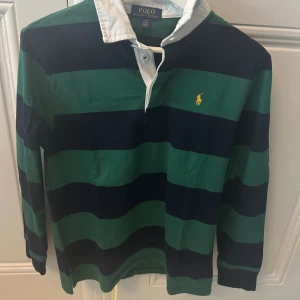 Lång armad tröja  - Skick 10/10, säljer den pågrund av att den är för liten. (Hitta den längst ner i garderoben). Riktigt fett tröja. Kontakta mig vid några funderingar.