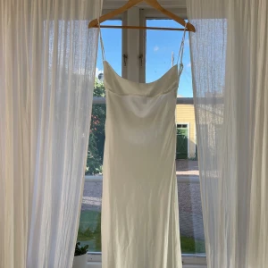 Vit långklänning - Vit långklänning zara  Perfekt för studenten