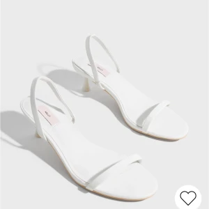 Låga klackar - Säljer mina klackar ifrån Nelly då dom var lite förstora för mig. Dom är endast använda en gång.