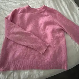 Stickad rosa tröja ifrån zara, köpt för ca 3 år sedan men väldigt sparsamt använd så den är i väldigt fint skick🤍