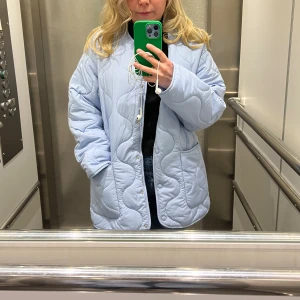 Jacka  - Jacka från Mango i fin färg 💙