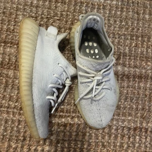 Yeezy skor - Äkta yeezy från första släppet som gjordes, innersulan är uttagen och  lådan är tyvärr slängd då jag haft dem många år nu, vill man ha bild med skorna och lådan när dem va nya så kan jag skicka i dm, går att tvätta rena med vanish white 