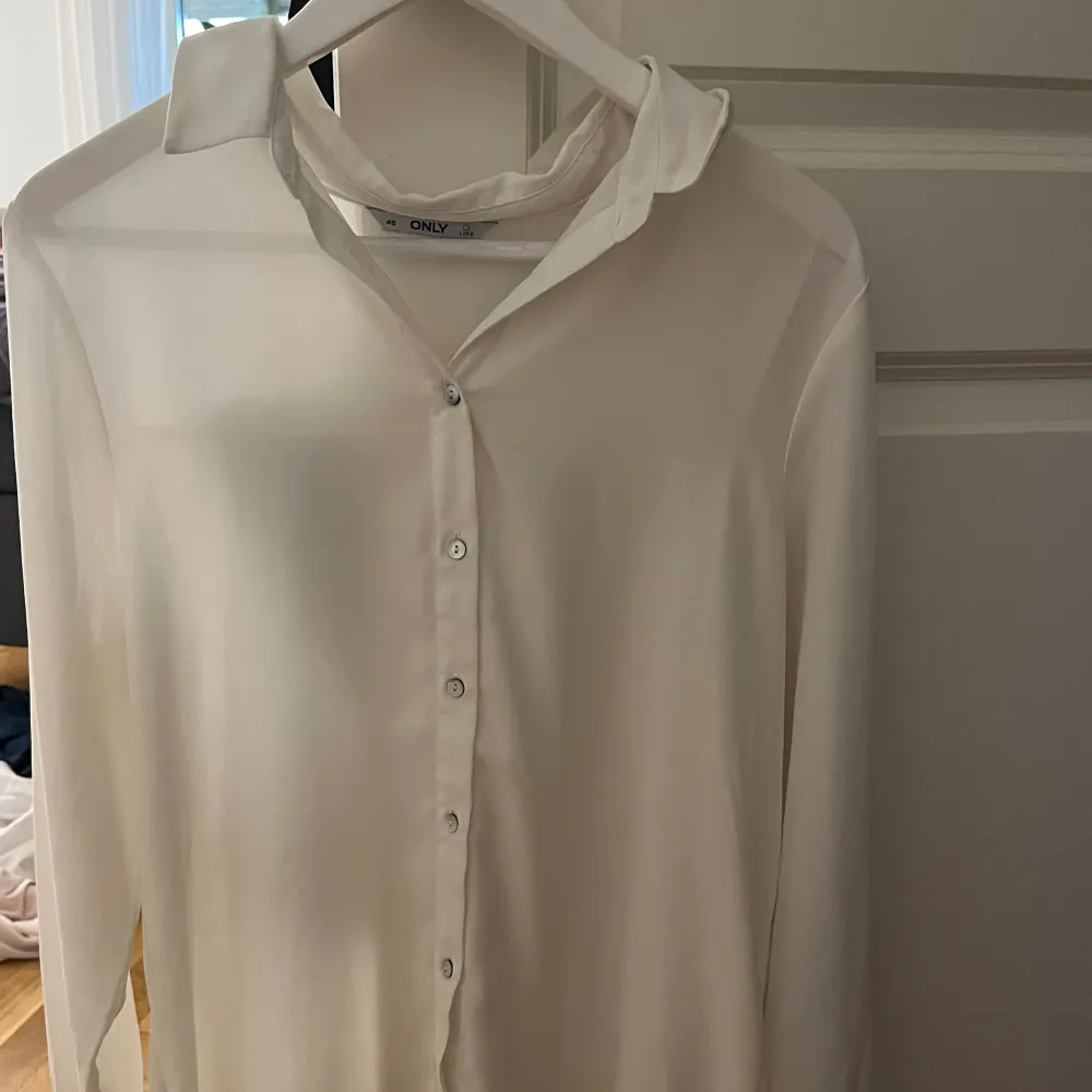 2 skjortor i vit färg båda för 150kr💛. Skjortor.