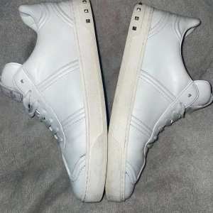 Valentino flycrews - Skicket på dessa är ny skick förutom att 2 nitar av ramlat av. Skorna passar större än vad dom är. Ny priset på dessa är över 6000 men säljs för 2500 En perfekt sko för sommaren!